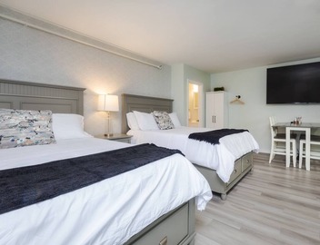 Renovated Studio - 2 Queen Beds - Walk to beach - Kitchenette - Parking 3