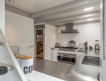 Rent The Dutch Buoy, gorgeous 17th century canal house, 8 kms from Amsterdam. 2