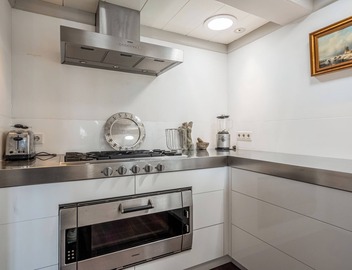 Rent The Dutch Buoy, gorgeous 17th century canal house, 8 kms from Amsterdam. 5