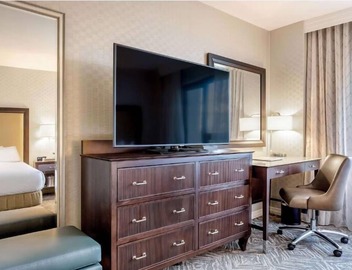 Retreat in the Heart of DC! Outdoor Swimming Pool, Pets are Welcome Here! 5
