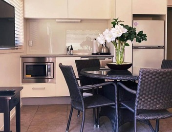 Retreat on Rita -Cozy 1-Bedroom Mount Maunganui, Outdoor Patio, king-Size Bed – Steps from Beach & Vibrant Strip 2