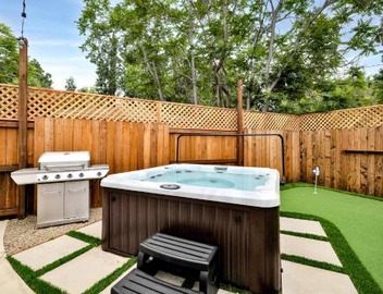 Retro Cottage, Hot Tub, Putting Green, walk to all 2
