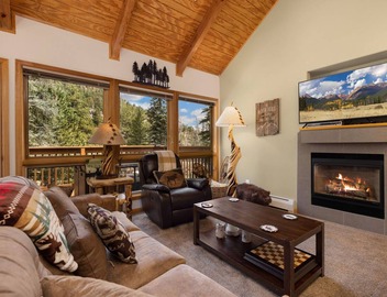 Riverfront Fall River Retreat Fireplace Close to RMNP 4