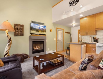 Riverfront Fall River Retreat Fireplace Close to RMNP 5