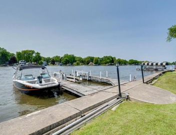 Riverfront McHenry Home w/Dock & Kayaks 2