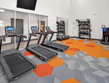 Riviere 3BR Apartment Stylish King Family Pets Friendly Pool & Gym Near Epic Universe 2