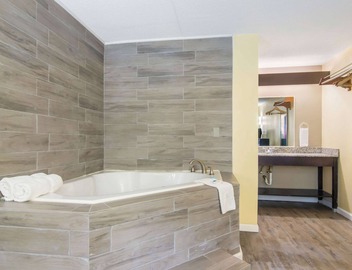 Rodeway Inn & Suites Monroeville - Pittsburgh 2