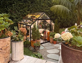 Romantic Retreat with Hot Tub Glasshouse and Ensuite 2