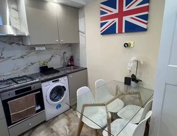 Royal Modern Studio Heathrow London 3