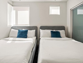 Santa Monica Coastal Retreat with Free Parking Minutes Walk to the Beach 5
