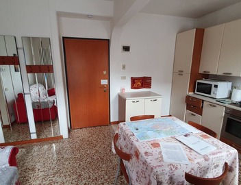 Second floor apartment with balcony and canal view IT027042C23ZLO5K7X 5