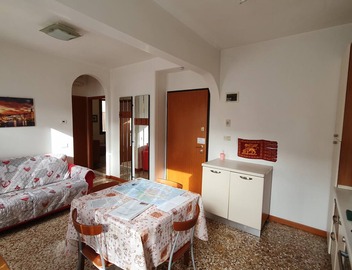 Second floor apartment with balcony and canal view IT027042C23ZLO5K7X 2