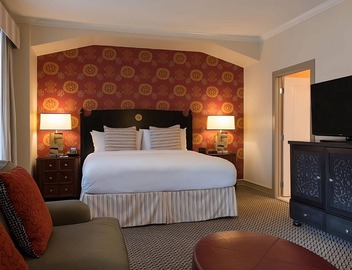 See Iconic Attractions! Elegant Suites Near Theatre and Park! Pets Allowed Here! 2