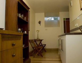 Self-contained apartment adjacent to bushland reserve close to Hobart city 5