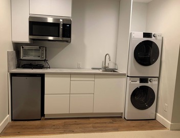 Self contained suite.Central Richmond close to transit and amenities. 2