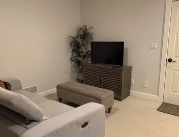 Self contained suite.Central Richmond close to transit and amenities. 3