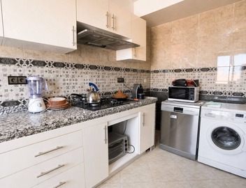 Serene Villa Apartment: 4 Bedrooms with Private Pool & Garden only for geusts 4