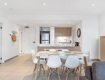Set right in the heart of Main Street Mornington and short stroll to the beach! 4