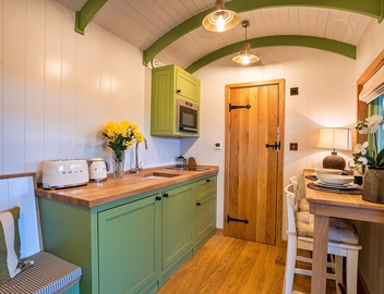 Shepherd's Hut in Devon by Scenic Lake 5
