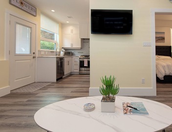 Sidney Solace – 1BR Suite Minutes from Waterfront 3