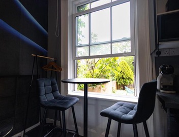 Sizzling London Studio with Jacuzzi & Private Bath 5