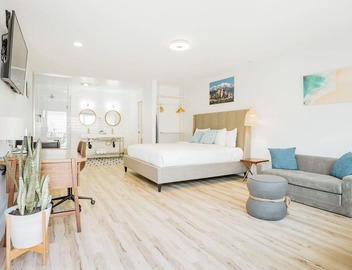 SKS - Superior Room, 1 King Bed with Sofa bed, Non Smoking 2