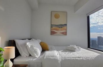 Sky High Luxe Stay 2BR-2BA Near Square One With Lake View, Gym, Pool & Parking 3