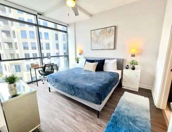 Skyline Retreat Penthouse, Top Floor, Year round Pool, City View! 3