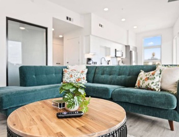 SkyLoft Oasis Stunning DTLA Views & Modern Comfort 2