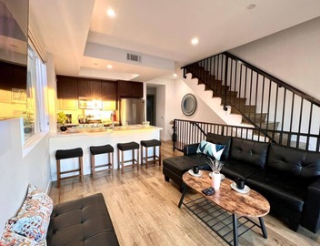 Sleek Townhouse Getaway + Private Rooftop Deck 🍹 2