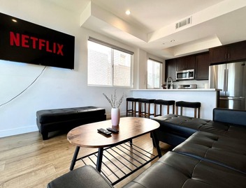 Sleek Townhouse Getaway + Private Rooftop Deck 🍹 3