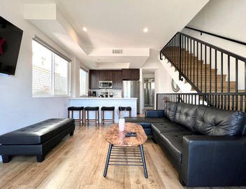 Sleek Townhouse Getaway + Private Rooftop Deck 🍹 4