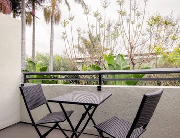 Sleek Westside 1BR w/Pool, Gym, Bball & Tennis Courts, by Blueground 5