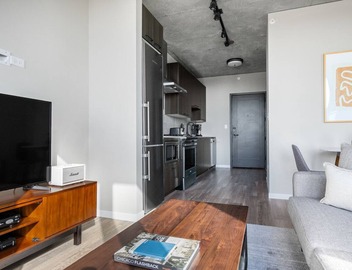 Smart West Loop Studio w/Pool, Gym, nr. Fulton Market, by Blueground 2