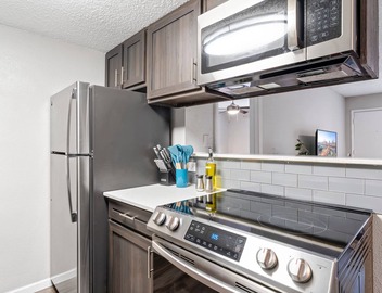 Soco 2BR Corner Suite w Pool King bed Fast Wifi 3