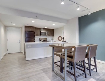 Sojourn Courtland Towers w/Private Balcony 2
