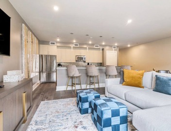 šŗSOPHISTICATED SOUTHERN PENTHOUSE DOWNTOWN CONDO! Large Living Area + Spacious Private Terrace! 4