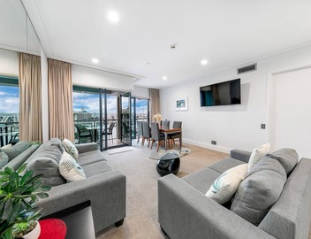 Sophisticated Spacious APT w/Stunning Harbour View 4