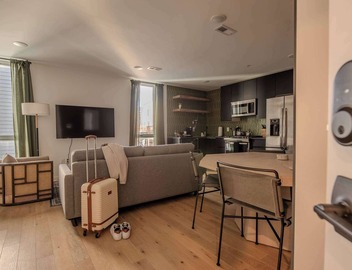 Sosuite | 2BR Apt w W/D, Split Level 3