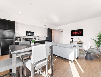 Spacious 1-BD with Stunning City Views in DTLA 4