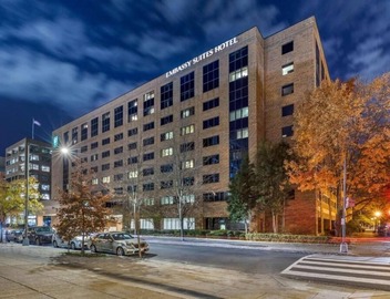 Spacious 1BR King Stay| Free Breakfast, Kitchenette & Indoor Pool Access 5
