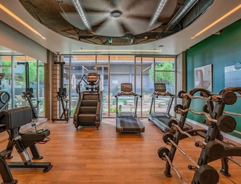 Spacious 2BD Urban Oasis Pool Gym Free Parking 2