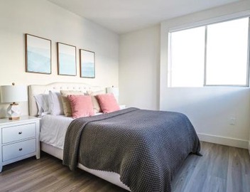 Spacious 2BDR in SM - 5 minutes walk to the beach! 4