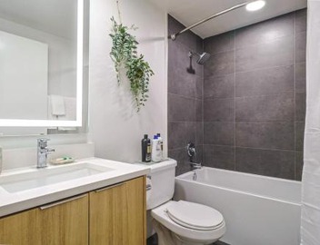 Spacious 2BDR in SM - 5 minutes walk to the beach! 5