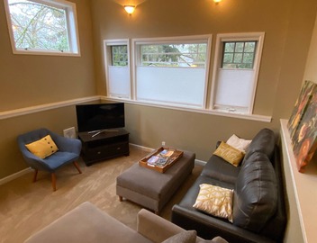 Spacious 2Bdrm walkable to UW, Shopping and More 5