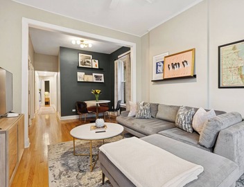 Spacious 4-bedroom apartment with WiFi, AC in brilliant Chicago 5
