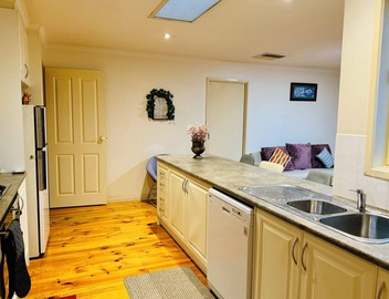 Spacious 4-bedroom house with WiFi and AC in tranquil Craigieburn. 2