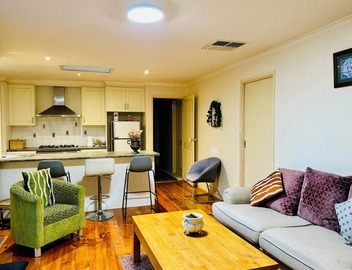 Spacious 4-bedroom house with WiFi and AC in tranquil Craigieburn. 4