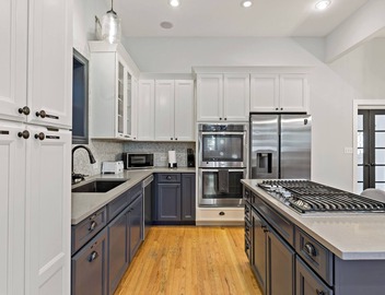 Spacious 4BR Bronzeville Retreat - Near Downtown - Sleeps 9 2
