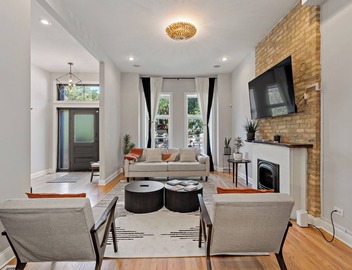 Spacious 4BR Bronzeville Retreat - Near Downtown - Sleeps 9 5